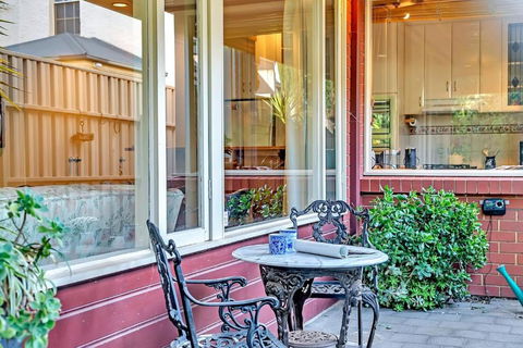 Picket Fence Cottage - Steps From Adelaide Oval - Accommodation Brunswick Heads 1
