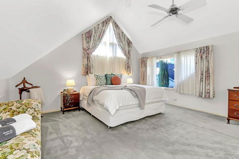 Picket Fence Cottage - Steps From Adelaide Oval - Accommodation Brunswick Heads 2
