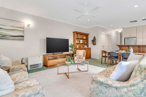 Picket Fence Cottage - Steps From Adelaide Oval - Accommodation Brunswick Heads 3