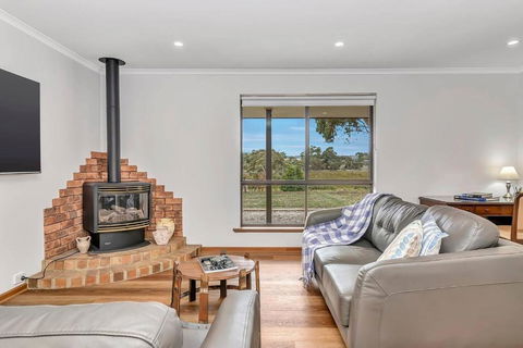 Picturesque Vineyard Farmhouse Nestled On 40-Acres - Accommodation Brunswick Heads 1