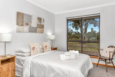 Picturesque Vineyard Farmhouse Nestled On 40-Acres - Accommodation Brunswick Heads 2