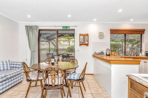 Picturesque Vineyard Farmhouse Nestled On 40-Acres - Accommodation Brunswick Heads 3