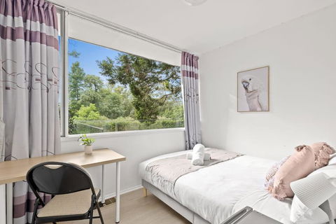 Quaint Queen Room - Central Location At Pymble - Shared Bathroom - Accommodation Brunswick Heads 0