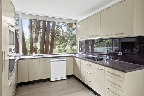 Quaint Queen Room - Central Location At Pymble - Shared Bathroom - Accommodation Brunswick Heads 3