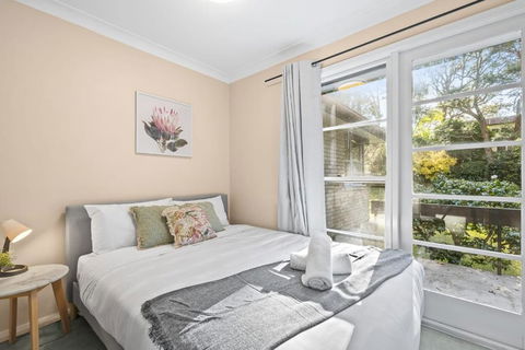 Quaint Queen Room In Pymble - Private Spot - Shared Bathroom - Accommodation Brunswick Heads 1