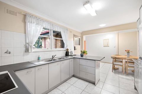 Quaint Queen Room In Pymble - Private Spot - Shared Bathroom - Accommodation Brunswick Heads 2
