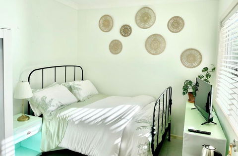 Private Bath Garden View Guest Room Pet Friendly - Accommodation Brunswick Heads 3