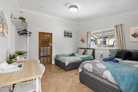 Quadruple Ensuite Room - Nearby Stations & Shops - Accommodation Brunswick Heads 0