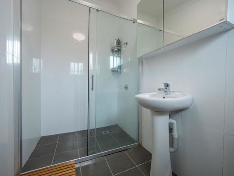 Quaint Double Or Queen Room - Mins To Stations&UNSW - Shared Bathroom - Accommodation Brunswick Heads 3