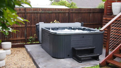 Queenberry Cottage - Jacuzzi, Village Location & 10 Mins To Beach - Accommodation Brunswick Heads 3