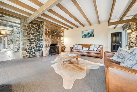 Quigtoo Cottage - Beautiful 4BR Stone Cottage L WiFi L Bath L Garden - Accommodation Brunswick Heads 2