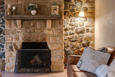Quigtoo Cottage - Beautiful 4BR Stone Cottage L WiFi L Bath L Garden - Accommodation Brunswick Heads 3
