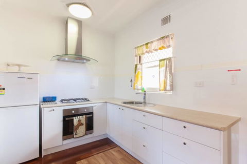 B8 Cafes, Resturants, UWA Close To SCGH - Accommodation Brunswick Heads 2