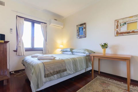 B8 Cafes, Resturants, UWA Close To SCGH - Accommodation Brunswick Heads 3