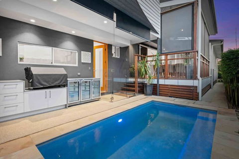 Redcliffe CBD Family Beach House - Accommodation Brunswick Heads 0