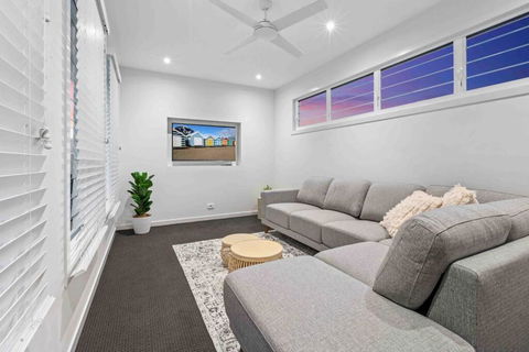 Redcliffe CBD Family Beach House - Accommodation Brunswick Heads 2