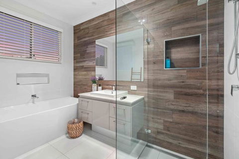 Redcliffe CBD Family Beach House - Accommodation Brunswick Heads 3