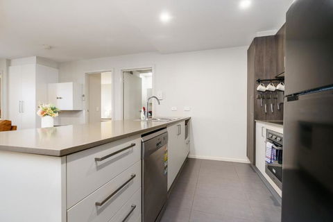 Relaxing 2BR Stay Near South Point Tuggeranong - Accommodation Brunswick Heads 2