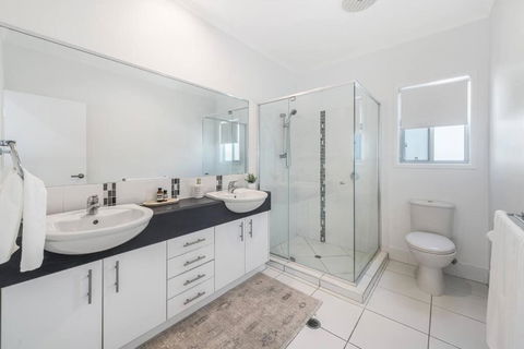 Retreat In The Heart Of Alex - 3BR Sleeps 11, Pool - Accommodation Brunswick Heads 2