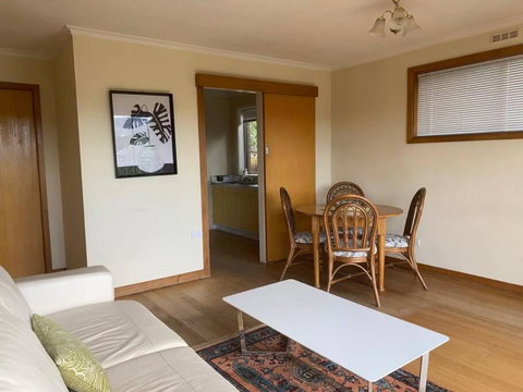 Retro Apartment Cornelian Bay - Water Views - Accommodation Brunswick Heads 3