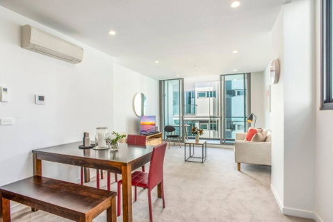 Retro Modern With Pool Near Westfield Doncaster - Accommodation Brunswick Heads 0