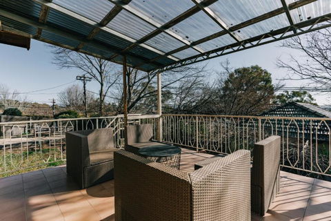 Restful Canberra Retreat In Spacious Terrace Home - Accommodation Brunswick Heads 2