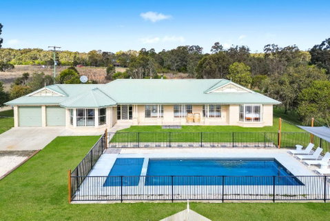 Roads End With Games Barn Ponies Alfresco Dining - Accommodation Brunswick Heads 0