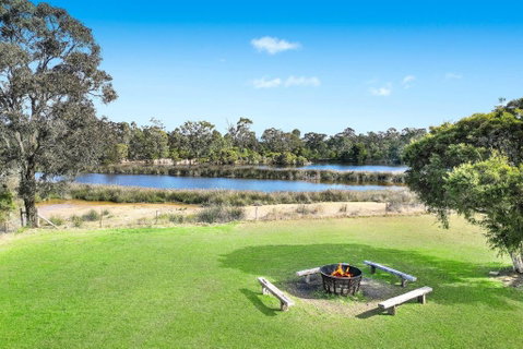 Roads End With Games Barn Ponies Alfresco Dining - Accommodation Brunswick Heads 3