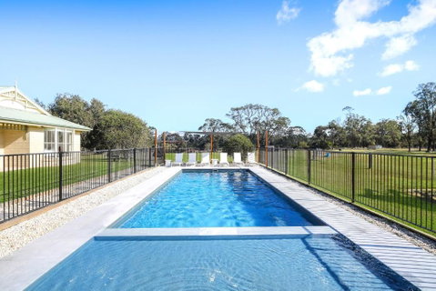 Roads End With Games Barn Ponies Alfresco Dining - Accommodation Brunswick Heads 1
