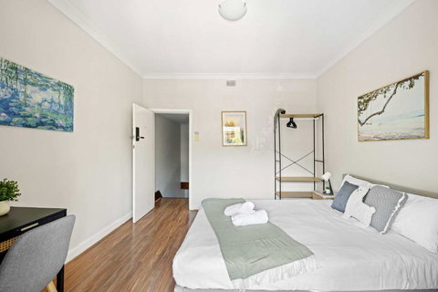 Rustic Queen Room In Glebe - Next To USYD - Shared Bathroom - Accommodation Brunswick Heads 0