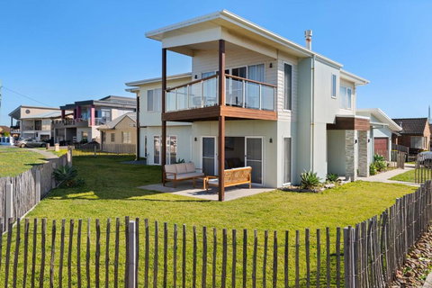 Sea Sand And Serenity At Stockton - Stunning Sophistication - Accommodation Brunswick Heads 1