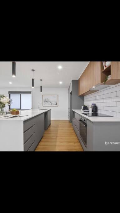 Spacious House Close To Hobart CBD WiFi And New Sony QLED Smart TV - Accommodation Brunswick Heads 0