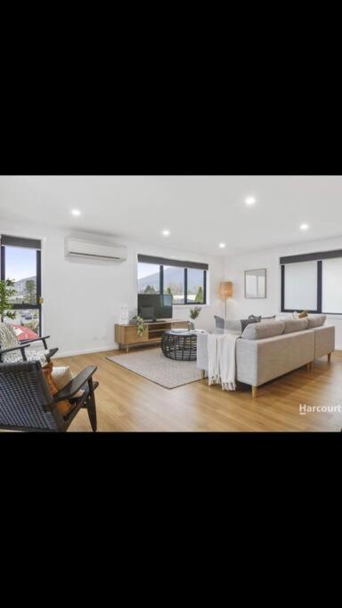 Spacious House Close To Hobart CBD WiFi And New Sony QLED Smart TV - Accommodation Brunswick Heads 1