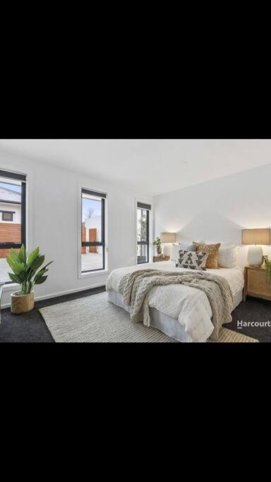 Spacious House Close To Hobart CBD WiFi And New Sony QLED Smart TV - Accommodation Brunswick Heads 2