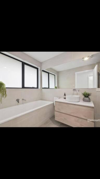 Spacious House Close To Hobart CBD WiFi And New Sony QLED Smart TV - Accommodation Brunswick Heads 3