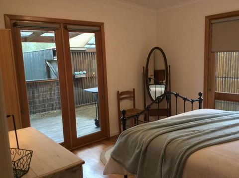 The Green Room Wattle Glen - Accommodation Brunswick Heads 3