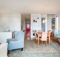 Beautiful Renovated Home With Water Views and Yard - Accommodation Brunswick Heads
