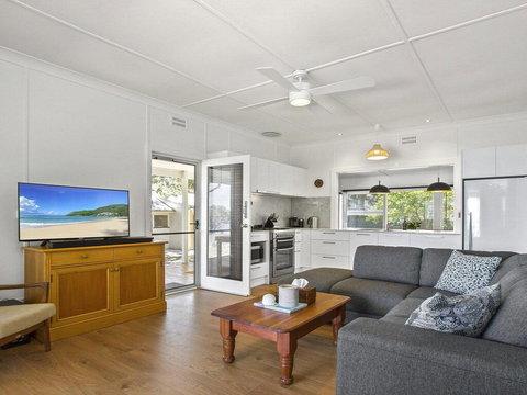 Bellevue - Overlooking Serene Lake Woolumboola - Accommodation Brunswick Heads 3