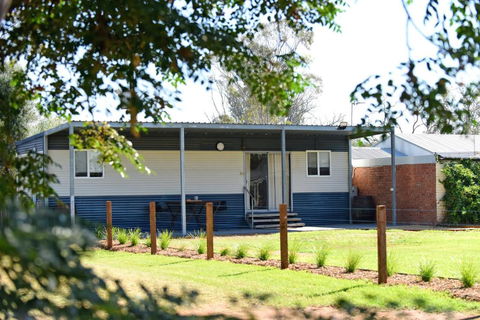 The Jetty Hut - Lake Frontage Barmera Riverland - Accommodation Brunswick Heads 1