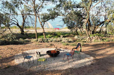 The Jetty Hut - Lake Frontage Barmera Riverland - Accommodation Brunswick Heads 3