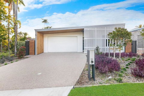A Sumptuous Poolside Family Oasis At Gardens Villa - Accommodation Brunswick Heads 1