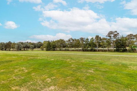 ZMITH Apartment - BROOKE, - Near AIS, GIO Stadium, UC, & Nth - Canberra Hospital - Accommodation Brunswick Heads 3