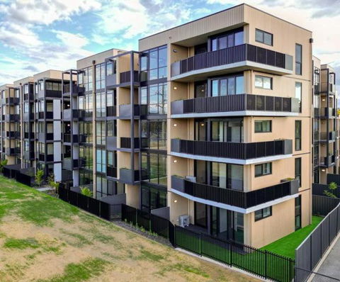 ZMITH Apartment - BROOKE, - Near AIS, GIO Stadium, UC, & Nth - Canberra Hospital - Accommodation Brunswick Heads 2
