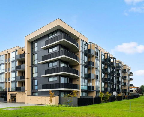 ZMITH Apartment - BROOKE, - Near AIS, GIO Stadium, UC, & Nth - Canberra Hospital - Accommodation Brunswick Heads 1